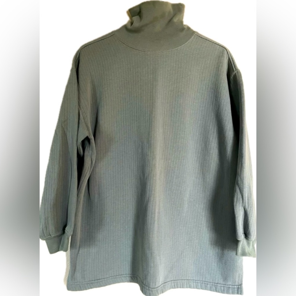 Vintage Oversized & soft- ribbed 3/4 sleeve turtleneck sweatshirt. Size Medium